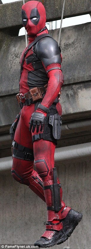 Τι διαβάζει ο Deadpool; Ο Ράιαν Ρέινολντς στα γυρίσματα της νέας πολυαναμενόμενης ταινίας [εικόνες] | iefimerida.gr 11