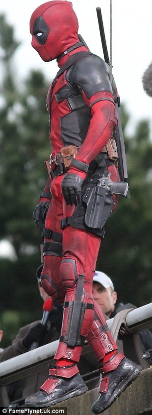 Τι διαβάζει ο Deadpool; Ο Ράιαν Ρέινολντς στα γυρίσματα της νέας πολυαναμενόμενης ταινίας [εικόνες] | iefimerida.gr 12