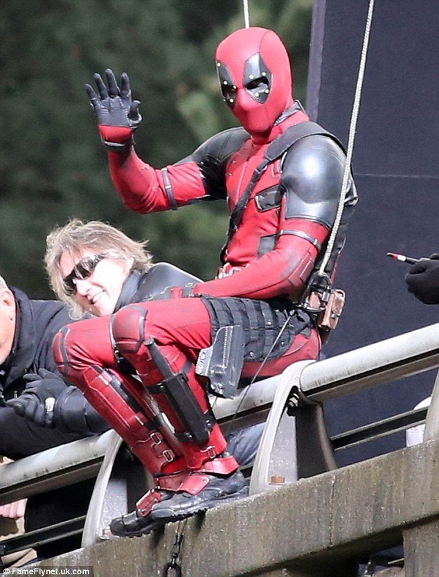 Τι διαβάζει ο Deadpool; Ο Ράιαν Ρέινολντς στα γυρίσματα της νέας πολυαναμενόμενης ταινίας [εικόνες] | iefimerida.gr 10