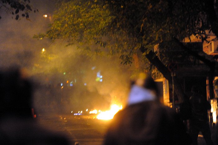 Κλεφτοπόλεμος ΜΑΤ-Κουκουλοφόρων στα Εξάρχεια [εικόνες & βίντεο] | iefimerida.gr 4