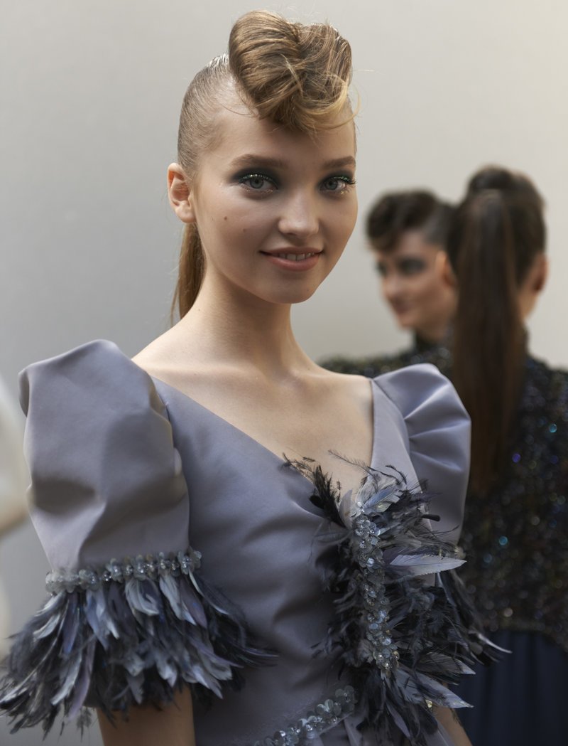 Εντονο V κόψιμο στο μπούστο, κεντήματα με φτερά.