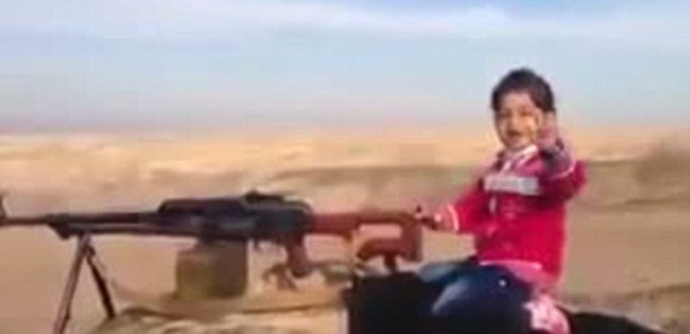 Σοκαριστικό: 6χρονο κοριτσάκι ρίχνει με πολυβόλο -«Εχω σκοτώσει 400 τζιχαντιστές» [βίντεο] | iefimerida.gr 1