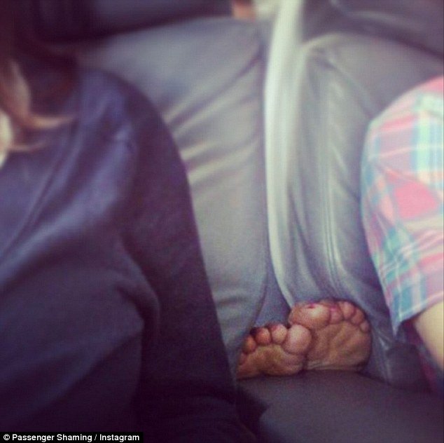 Η ντροπή των επιβατών αεροπλάνων: Γυμνά πόδια στα κεφάλια άλλων, σακουλάκια με ούρα, λυμένες ζώνες [εικόνες] | iefimerida.gr 4