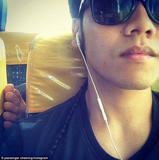 Η ντροπή των επιβατών αεροπλάνων: Γυμνά πόδια στα κεφάλια άλλων, σακουλάκια με ούρα, λυμένες ζώνες [εικόνες] | iefimerida.gr 0