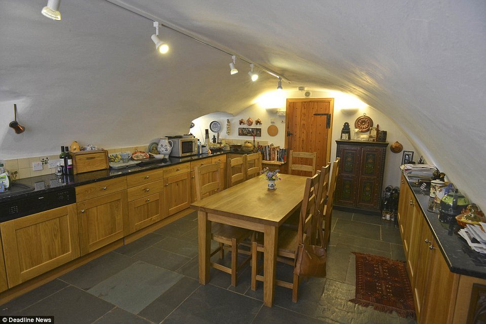 Ζευγάρι αγόρασε ένα ερείπιο αντί 90.000 ευρώ και το μετέτρεψε σε χλιδάτο πύργο αξίας 1 εκατ. ευρώ! [εικόνες] | iefimerida.gr 3