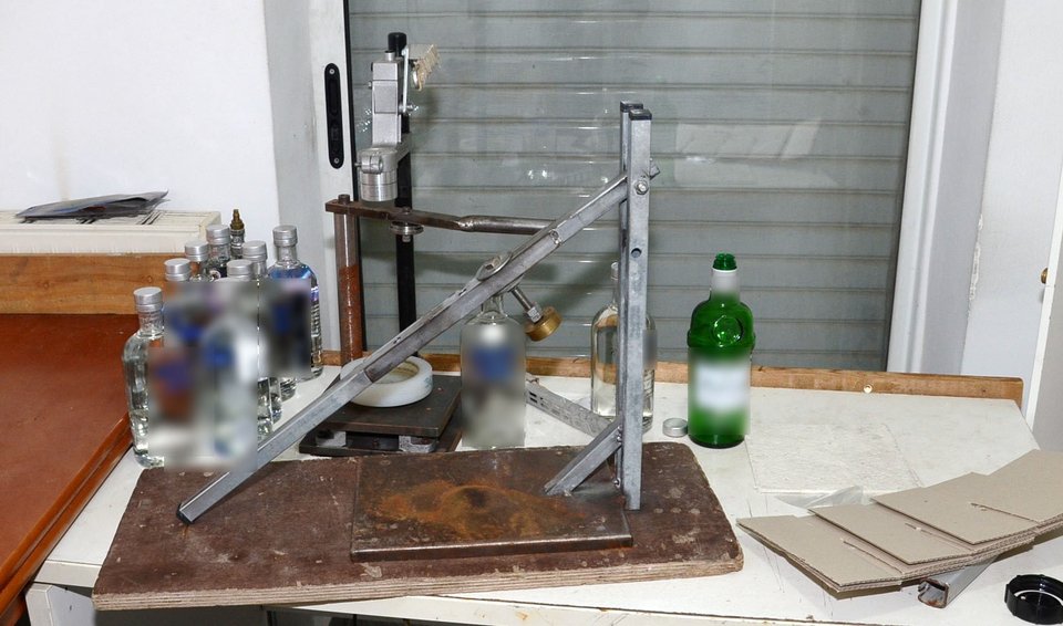 Συνελήφθη 68χρονος διακινητής για ποτά «μπόμπες» [εικόνες] | iefimerida.gr 1