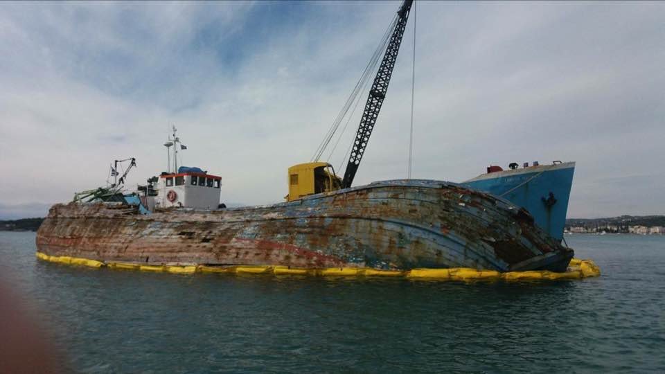 Εντυπωσιακές εικόνες: Ανασύρεται το βυθισμένο πλοίο από το λιμάνι του Πόρτο Χελίου | iefimerida.gr 3
