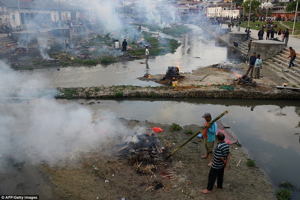 Λευκός καπνός θανάτου πνίγει το Νεπάλ -Καίνε τους νεκρούς στο κέντρο του Κατμαντού [εικόνες]  | iefimerida.gr 3