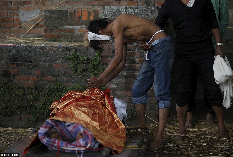 Λευκός καπνός θανάτου πνίγει το Νεπάλ -Καίνε τους νεκρούς στο κέντρο του Κατμαντού [εικόνες]  | iefimerida.gr 10