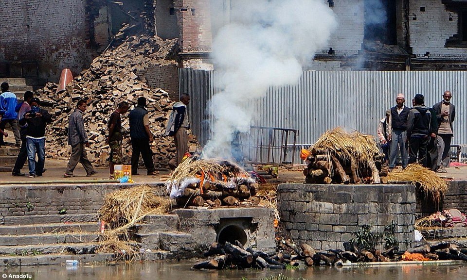 Λευκός καπνός θανάτου πνίγει το Νεπάλ -Καίνε τους νεκρούς στο κέντρο του Κατμαντού [εικόνες]  | iefimerida.gr 0
