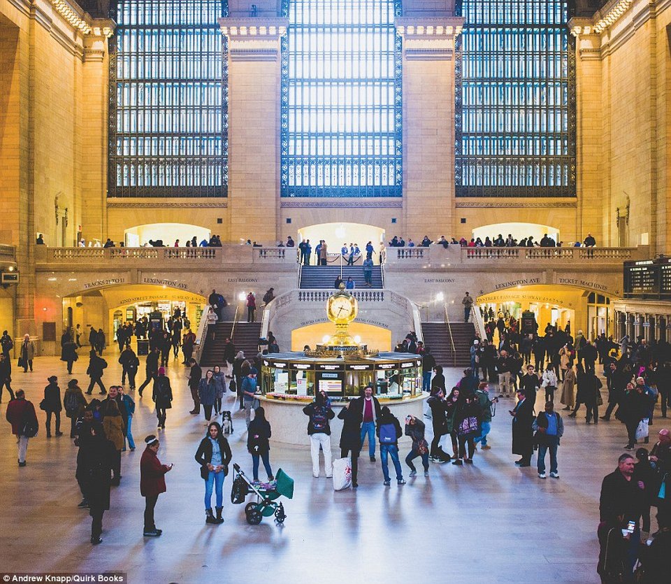 Πού κρύβεται ο Μόμο; Φωτογράφος έκανε παιδικό βιβλίο με το σκύλο του [εικόνες] | iefimerida.gr 2
