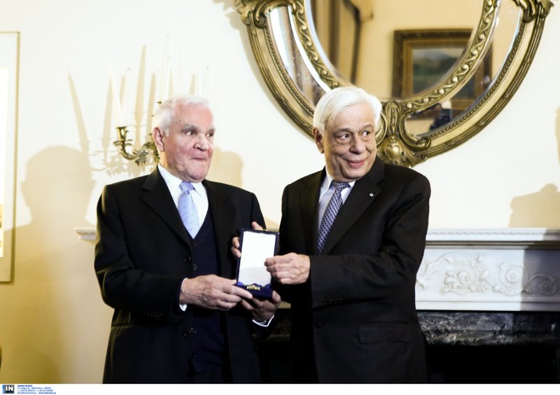 Ο Παυλόπουλος παρασημοφόρησε για την προσφορά τους δύο σύγχρονους ελληνιστές [εικόνες] | iefimerida.gr 1