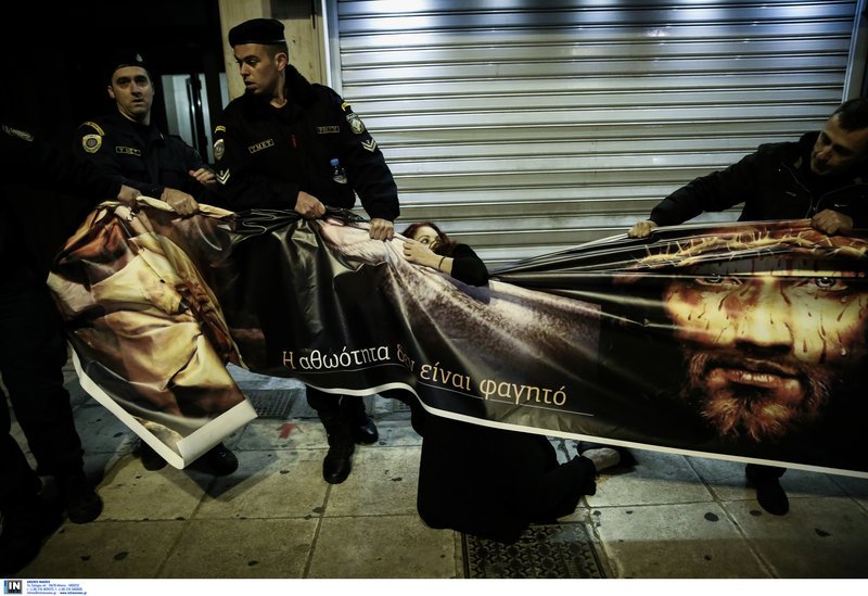  Χορτοφάγοι διαμαρτυρήθηκαν μπροστά από τη Βουλή -Την ώρα περιφοράς του Επιταφίου [εικόνες] | iefimerida.gr 1