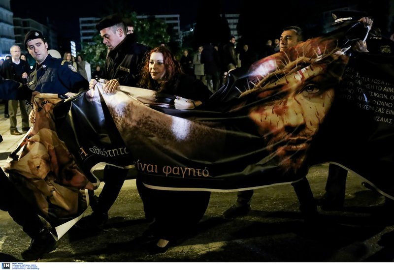  Χορτοφάγοι διαμαρτυρήθηκαν μπροστά από τη Βουλή -Την ώρα περιφοράς του Επιταφίου [εικόνες] | iefimerida.gr 3