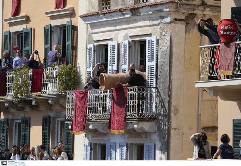 Πάσχα στην Κέρκυρα: Ο «σεισμός», οι «Μπότηδες» και η «Μαστέλα» [εικόνες] | iefimerida.gr 1