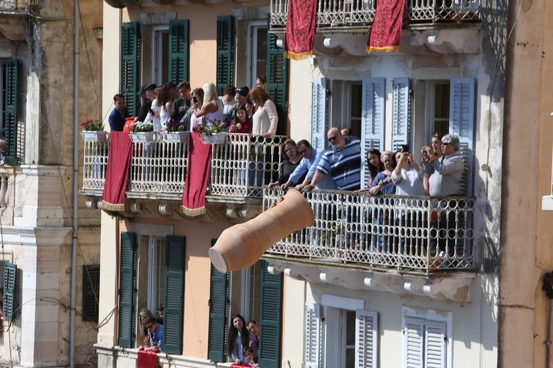 Πάσχα στην Κέρκυρα: Ο «σεισμός», οι «Μπότηδες» και η «Μαστέλα» [εικόνες] | iefimerida.gr 0