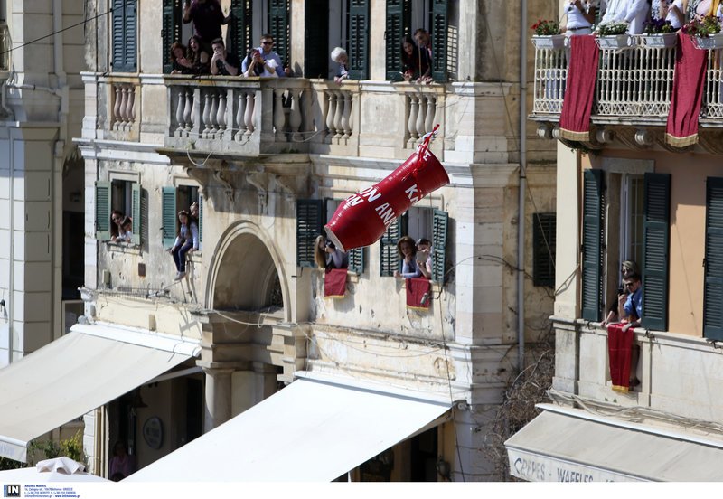 Πάσχα στην Κέρκυρα: Ο «σεισμός», οι «Μπότηδες» και η «Μαστέλα» [εικόνες] | iefimerida.gr 3