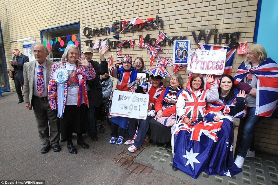 Παροξυσμός στη Βρετανία για την μικρή πριγκίπισσα -Ολα βάφτηκαν ροζ, ακόμη και η Ελισάβετ! [εικόνες] | iefimerida.gr 13