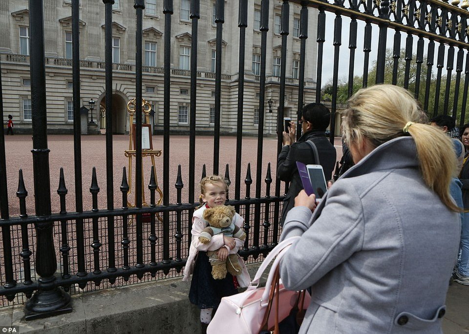 Παροξυσμός στη Βρετανία για την μικρή πριγκίπισσα -Ολα βάφτηκαν ροζ, ακόμη και η Ελισάβετ! [εικόνες] | iefimerida.gr 4