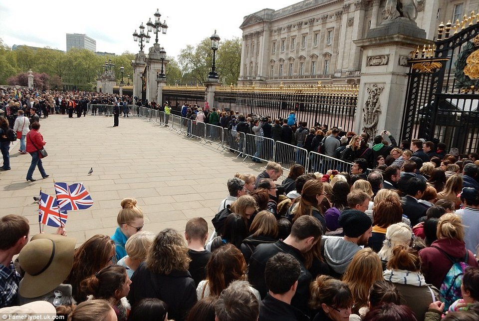 Παροξυσμός στη Βρετανία για την μικρή πριγκίπισσα -Ολα βάφτηκαν ροζ, ακόμη και η Ελισάβετ! [εικόνες] | iefimerida.gr 3