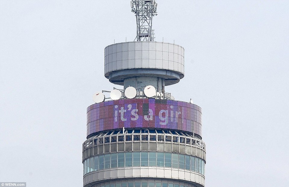 Παροξυσμός στη Βρετανία για την μικρή πριγκίπισσα -Ολα βάφτηκαν ροζ, ακόμη και η Ελισάβετ! [εικόνες] | iefimerida.gr 6