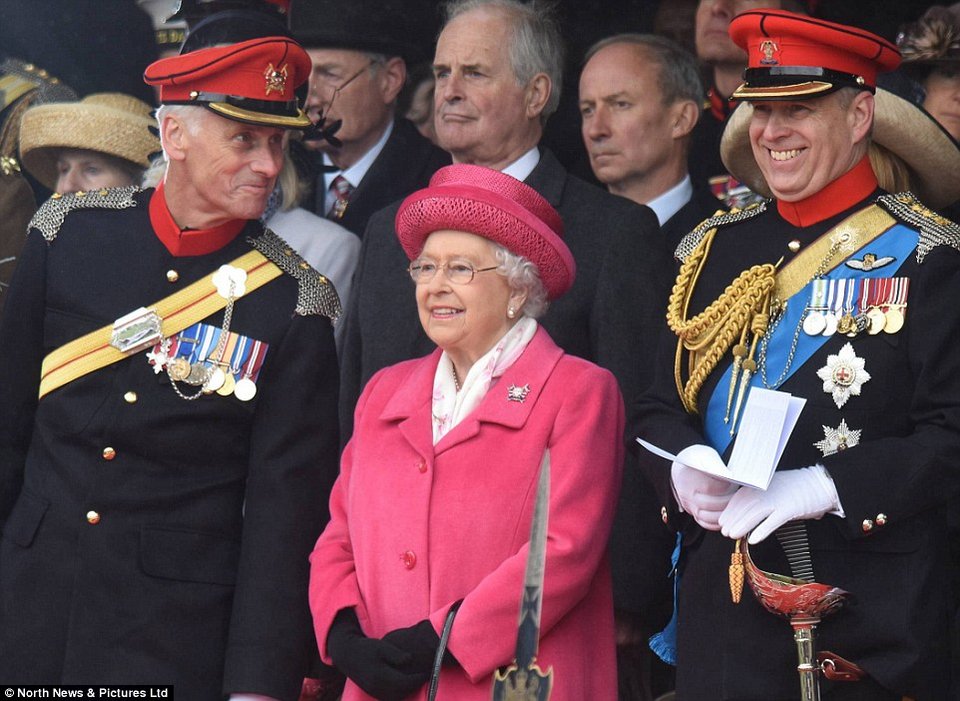 Παροξυσμός στη Βρετανία για την μικρή πριγκίπισσα -Ολα βάφτηκαν ροζ, ακόμη και η Ελισάβετ! [εικόνες] | iefimerida.gr 7