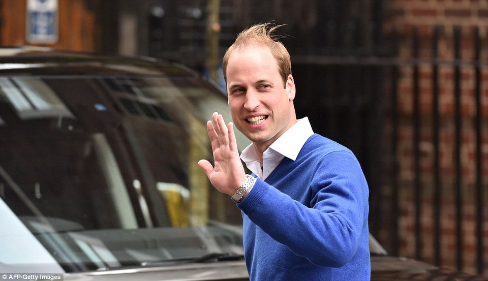 Ο Γουίλιαμ με τον πρίγκιπα Τζορτζ στην αγκαλιά, στο μαιευτήριο [εικόνες & βίντεο] | iefimerida.gr 3