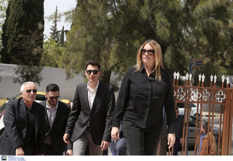 Το τελευταίο αντίο στον «Καπετάν Ερμή» είπαν συγγενείς, φίλοι και πλήθος κόσμου [εικόνες] | iefimerida.gr 6