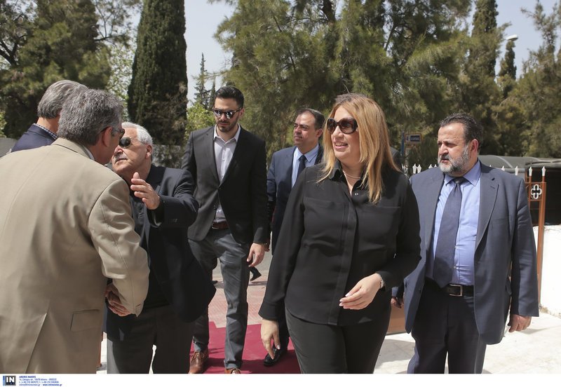 Το τελευταίο αντίο στον «Καπετάν Ερμή» είπαν συγγενείς, φίλοι και πλήθος κόσμου [εικόνες] | iefimerida.gr 5