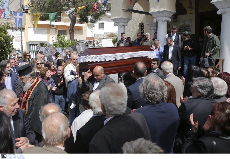 Το τελευταίο αντίο στον «Καπετάν Ερμή» είπαν συγγενείς, φίλοι και πλήθος κόσμου [εικόνες] | iefimerida.gr 0