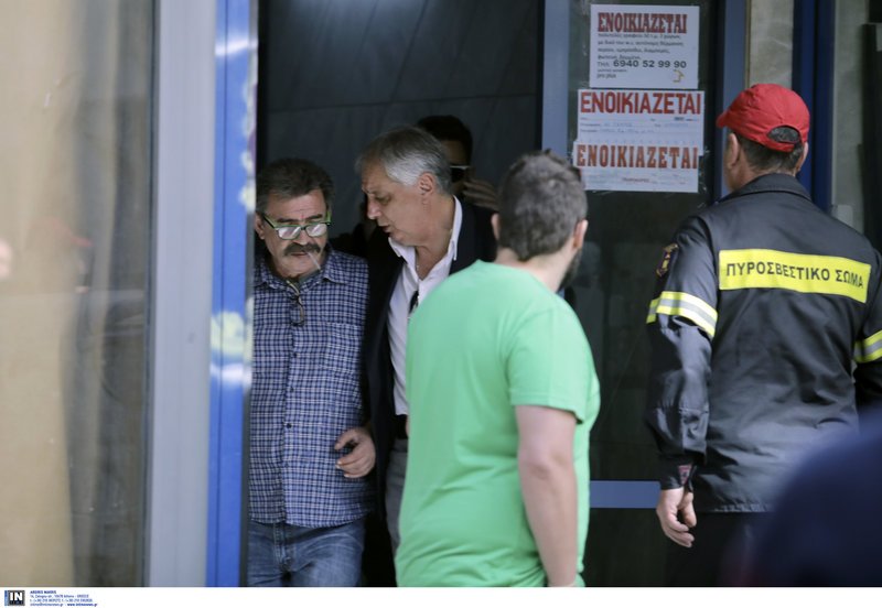 Συνελήφθη ο 60χρονος που απειλούσε να αυτοπυρποληθεί σε συμβολαιογραφείο [εικόνες] | iefimerida.gr 0