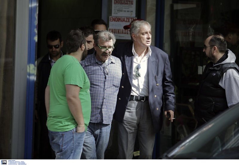 Συνελήφθη ο 60χρονος που απειλούσε να αυτοπυρποληθεί σε συμβολαιογραφείο [εικόνες] | iefimerida.gr 1