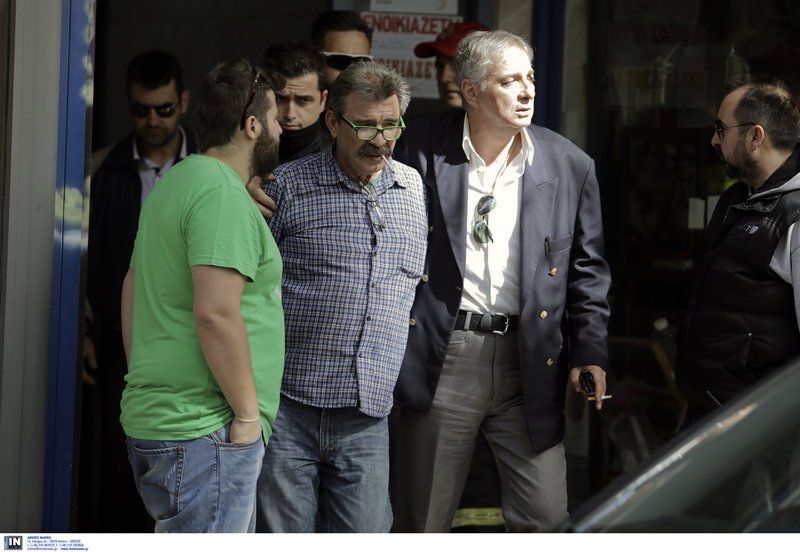 Συνελήφθη ο 60χρονος που απειλούσε να αυτοπυρποληθεί σε συμβολαιογραφείο [εικόνες] | iefimerida.gr 2