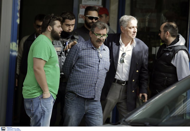 Συνελήφθη ο 60χρονος που απειλούσε να αυτοπυρποληθεί σε συμβολαιογραφείο [εικόνες] | iefimerida.gr 3