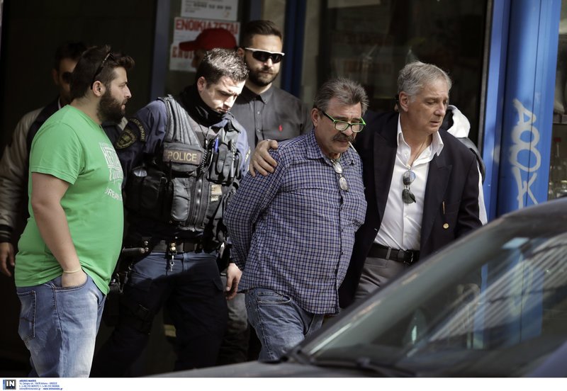 Συνελήφθη ο 60χρονος που απειλούσε να αυτοπυρποληθεί σε συμβολαιογραφείο [εικόνες] | iefimerida.gr 4