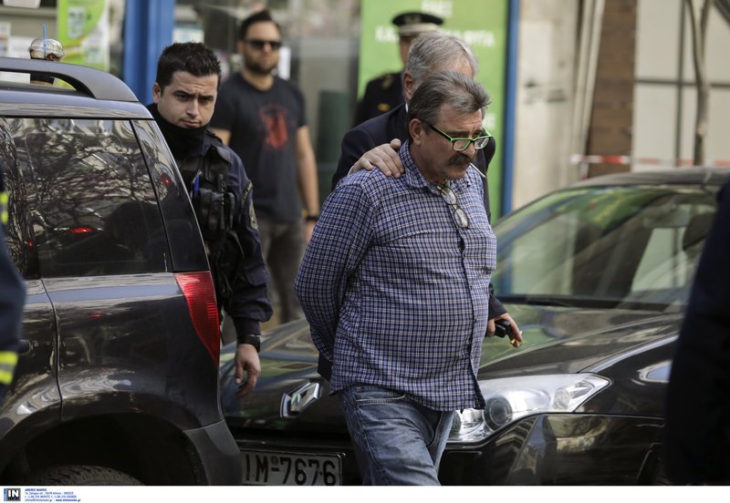 Συνελήφθη ο 60χρονος που απειλούσε να αυτοπυρποληθεί σε συμβολαιογραφείο [εικόνες] | iefimerida.gr 5