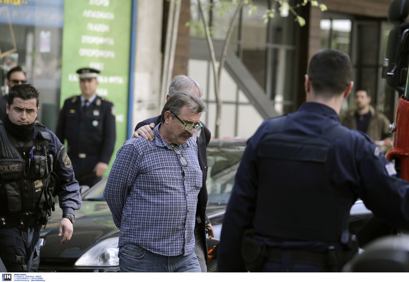 Συνελήφθη ο 60χρονος που απειλούσε να αυτοπυρποληθεί σε συμβολαιογραφείο [εικόνες] | iefimerida.gr 6