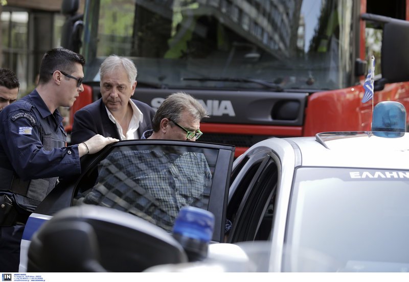 Συνελήφθη ο 60χρονος που απειλούσε να αυτοπυρποληθεί σε συμβολαιογραφείο [εικόνες] | iefimerida.gr 7