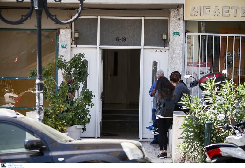 Βουβός θρήνος στο σπίτι του σμηναγού Μπαλταδώρου -Φίλοι, συγγενείς, γείτονες στο πλευρό της συζύγου του [εικόνες] | iefimerida.gr 1