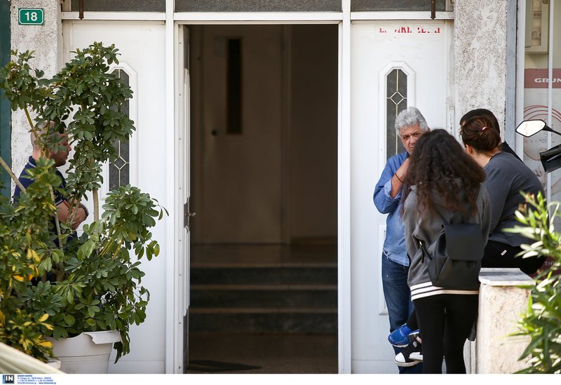 Βουβός θρήνος στο σπίτι του σμηναγού Μπαλταδώρου -Φίλοι, συγγενείς, γείτονες στο πλευρό της συζύγου του [εικόνες] | iefimerida.gr 3