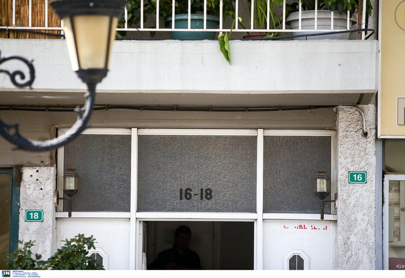 Βουβός θρήνος στο σπίτι του σμηναγού Μπαλταδώρου -Φίλοι, συγγενείς, γείτονες στο πλευρό της συζύγου του [εικόνες] | iefimerida.gr 2