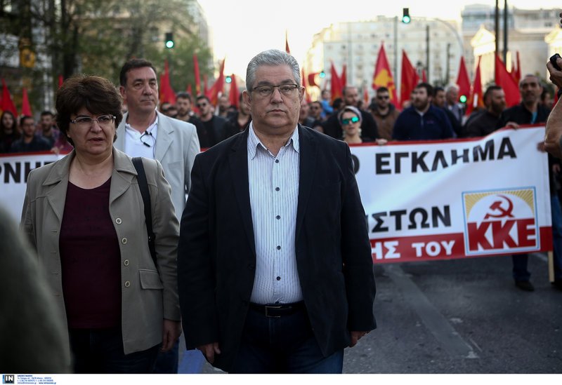 ΚΚΕ και εξωκοινοβουλευτική Αριστερά έκαψαν σημαίες των ΗΠΑ-Πορεία στην πρεσβεία [εικόνες] | iefimerida.gr 11