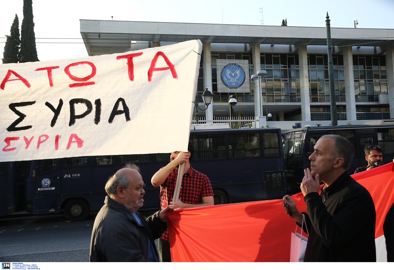 ΚΚΕ και εξωκοινοβουλευτική Αριστερά έκαψαν σημαίες των ΗΠΑ-Πορεία στην πρεσβεία [εικόνες] | iefimerida.gr 3