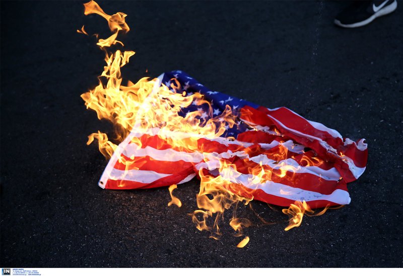 ΚΚΕ και εξωκοινοβουλευτική Αριστερά έκαψαν σημαίες των ΗΠΑ-Πορεία στην πρεσβεία [εικόνες] | iefimerida.gr 0