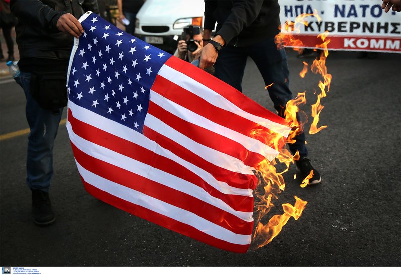 ΚΚΕ και εξωκοινοβουλευτική Αριστερά έκαψαν σημαίες των ΗΠΑ-Πορεία στην πρεσβεία [εικόνες] | iefimerida.gr 1