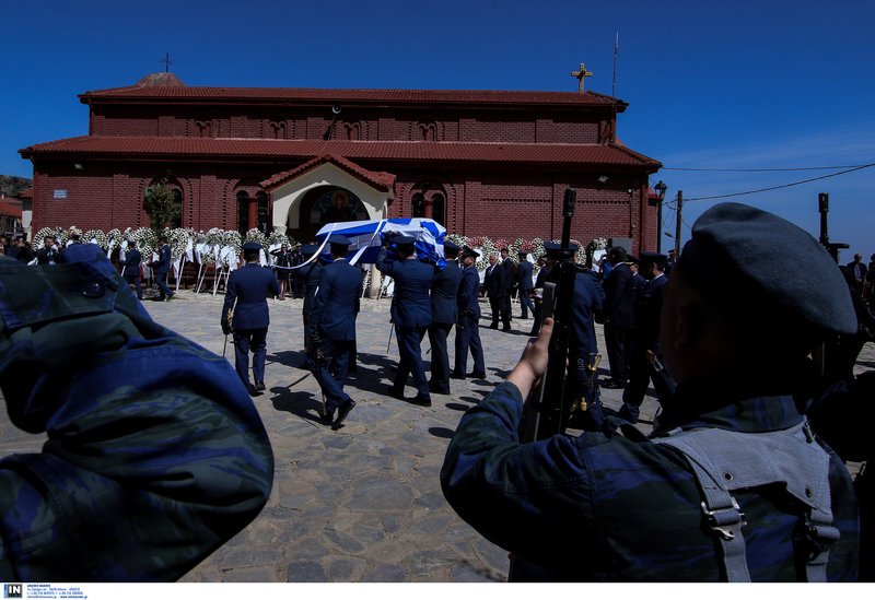 Αθάνατος φώναζαν αποχαιρετώντας τον ήρωα σμηναγό -Το τελευταίο αντίο [εικόνες & βίντεο] | iefimerida.gr 22