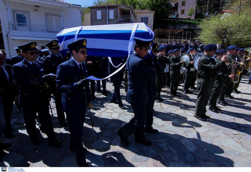 Αθάνατος φώναζαν αποχαιρετώντας τον ήρωα σμηναγό -Το τελευταίο αντίο [εικόνες & βίντεο] | iefimerida.gr 23