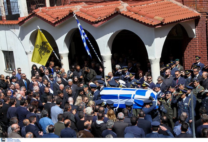 Αθάνατος φώναζαν αποχαιρετώντας τον ήρωα σμηναγό -Το τελευταίο αντίο [εικόνες & βίντεο] | iefimerida.gr 16