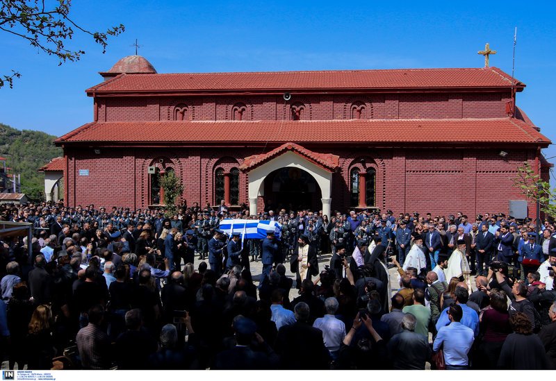 Αθάνατος φώναζαν αποχαιρετώντας τον ήρωα σμηναγό -Το τελευταίο αντίο [εικόνες & βίντεο] | iefimerida.gr 17