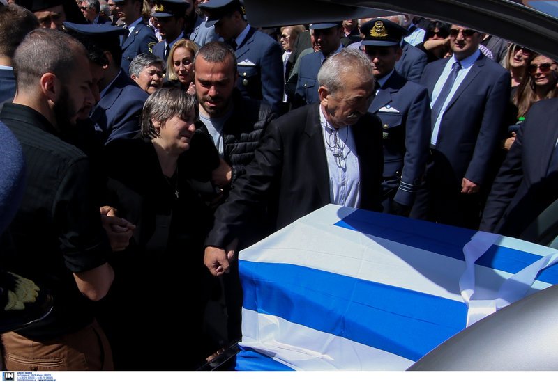 Αθάνατος φώναζαν αποχαιρετώντας τον ήρωα σμηναγό -Το τελευταίο αντίο [εικόνες & βίντεο] | iefimerida.gr 15